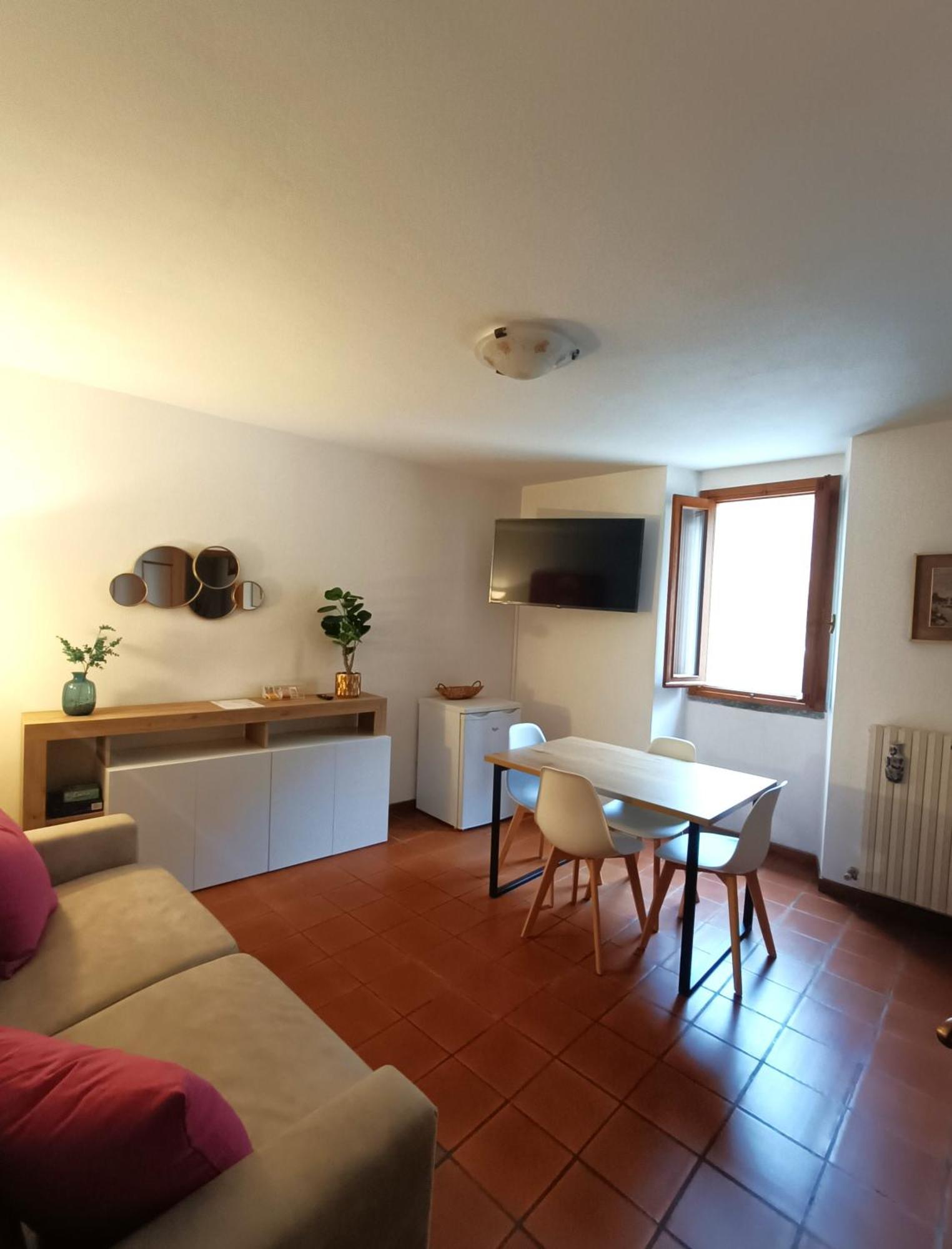 Riva Bianca Castle Holiday Home Lierna Esterno foto