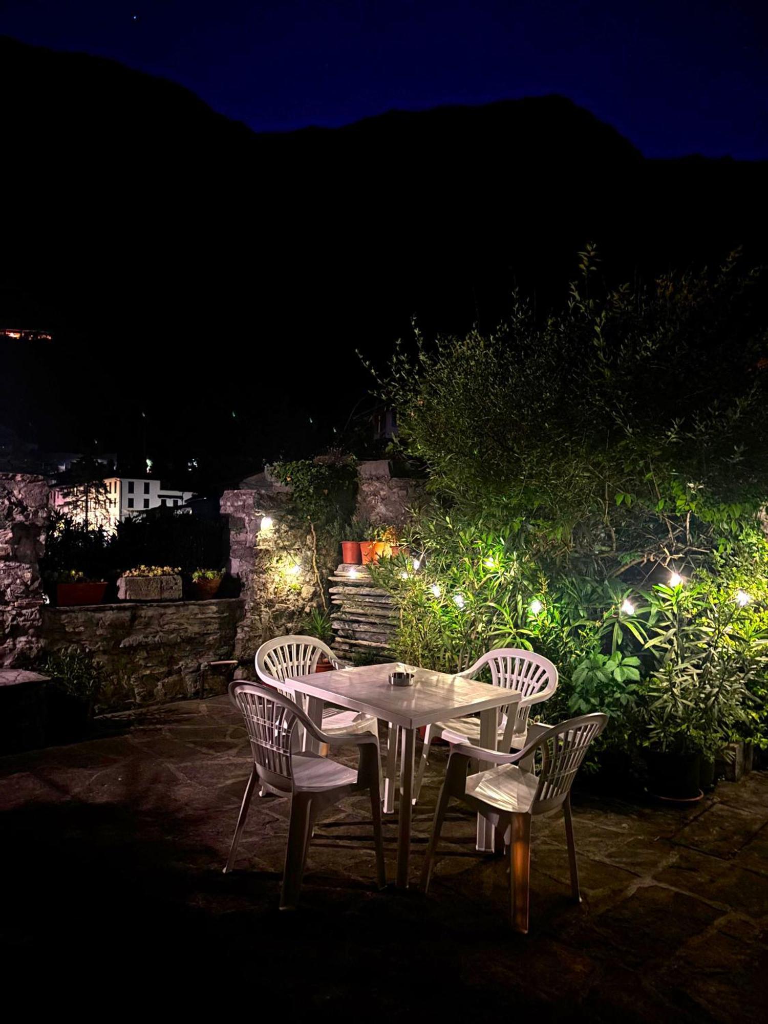 Riva Bianca Castle Holiday Home Lierna Esterno foto